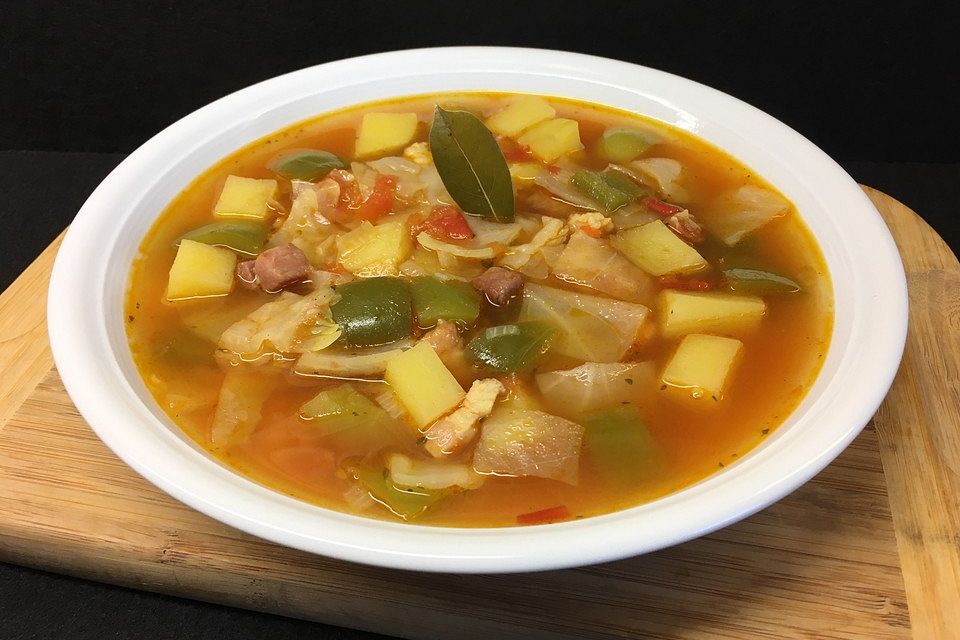 Einfache Weißkohlsuppe mit Paprika und Speck