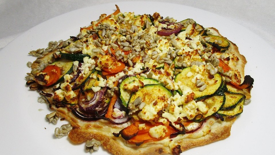 Flammkuchen mit Zucchini-Möhrengemüse, Hirtenkäse und ...