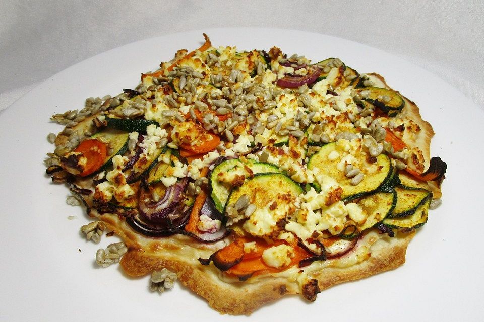 Flammkuchen mit Zucchini-Möhrengemüse, Hirtenkäse und Sonnenblumenkernen