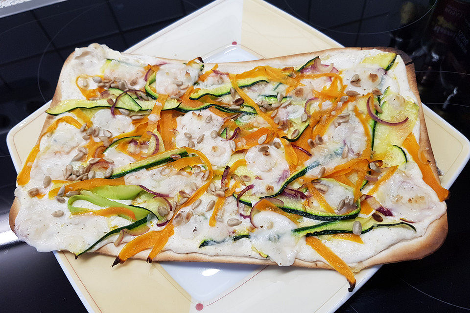 Flammkuchen mit Zucchini-Möhrengemüse, Hirtenkäse und Sonnenblumenkernen