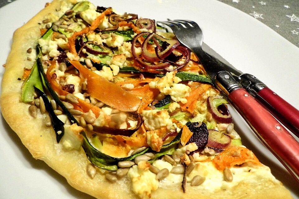 Flammkuchen mit Zucchini-Möhrengemüse, Hirtenkäse und Sonnenblumenkernen