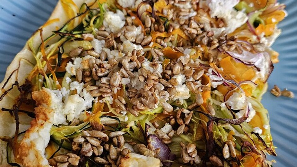 Flammkuchen mit Zucchini-Möhrengemüse, Hirtenkäse und ...