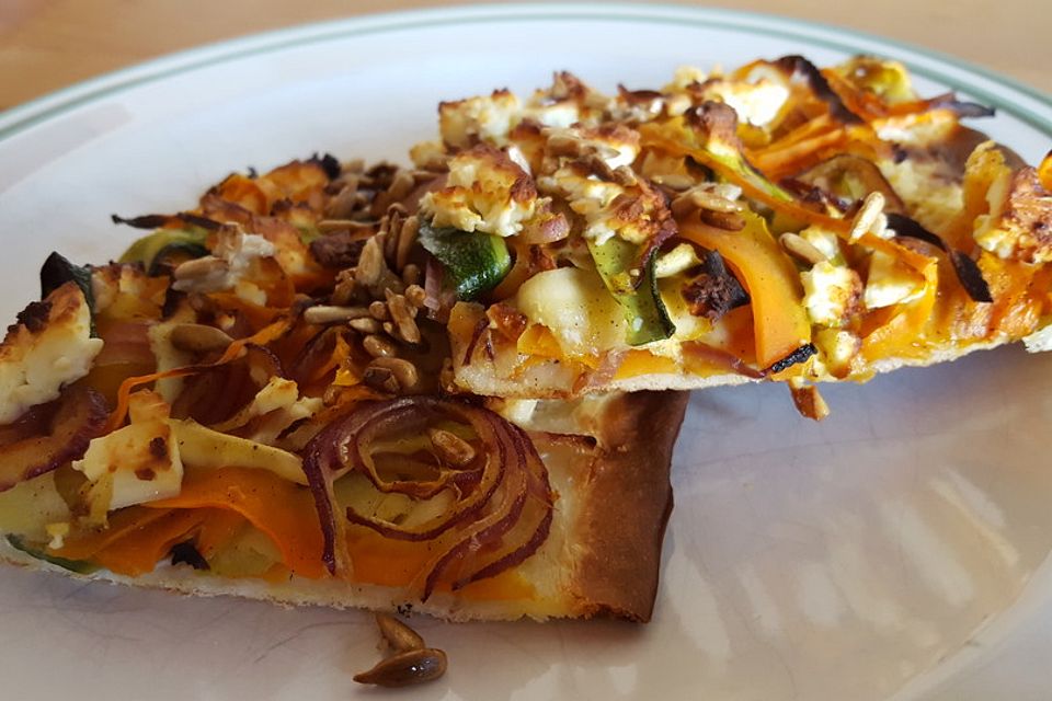 Flammkuchen mit Zucchini-Möhrengemüse, Hirtenkäse und Sonnenblumenkernen