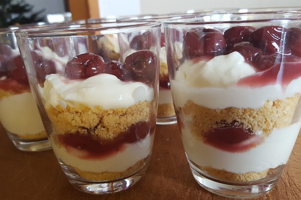 Kirsch-Käsekuchen-Dessert im Glas