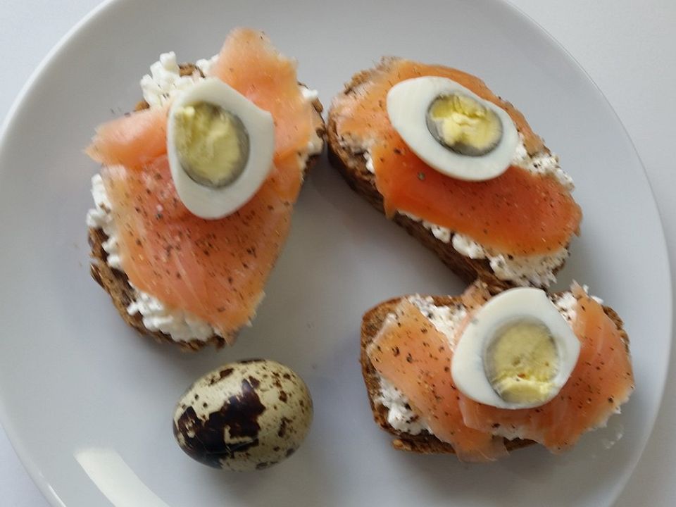 Räucherlachs-Crostini mit Dillfrischkäse, Kapern und Wachtelei von ars ...