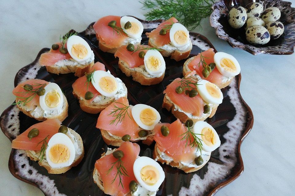 Räucherlachs-Crostini mit Dillfrischkäse, Kapern und Wachtelei