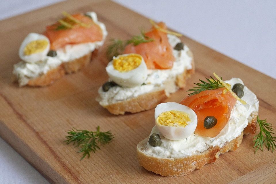 Räucherlachs-Crostini mit Dillfrischkäse, Kapern und Wachtelei