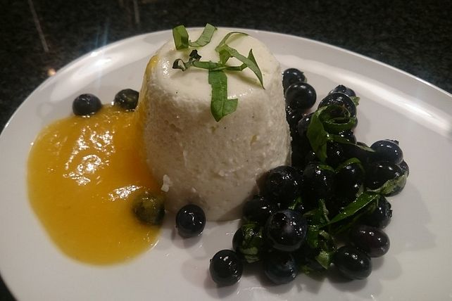 Buttermilchmousse mit Heidelbeer-Basilikum-Salat und Mangosauce von ...