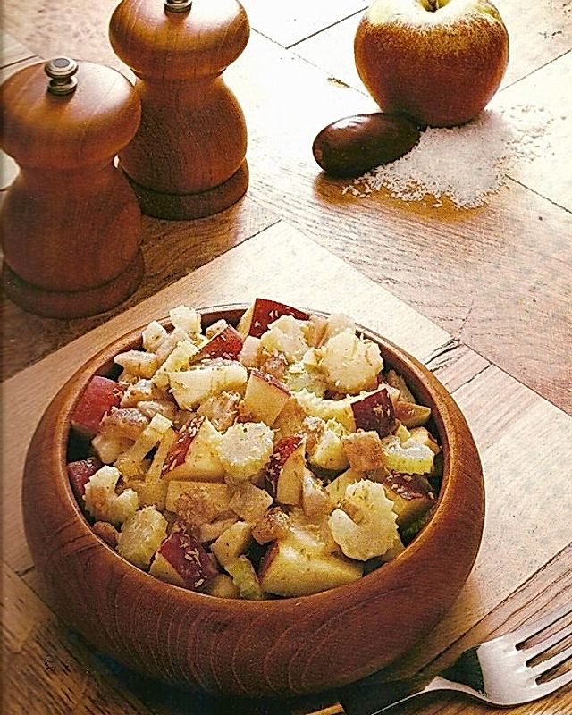 Sellerie-Apfel-Salat mit Datteln und Joghurt
