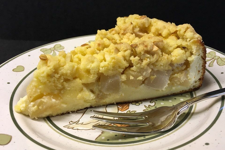 Feiner Apfel-Birnenkuchen mit Quark-Joghurtcreme und mürben Butter-Mandelstreuseln