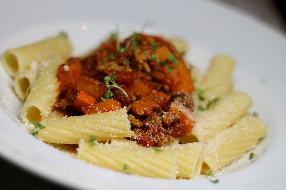 Makkaroni mit Kürbis-Bolognese