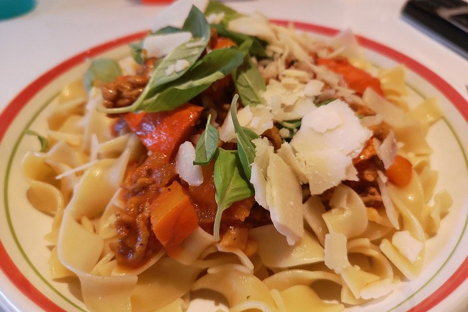 Makkaroni mit Kürbis-Bolognese