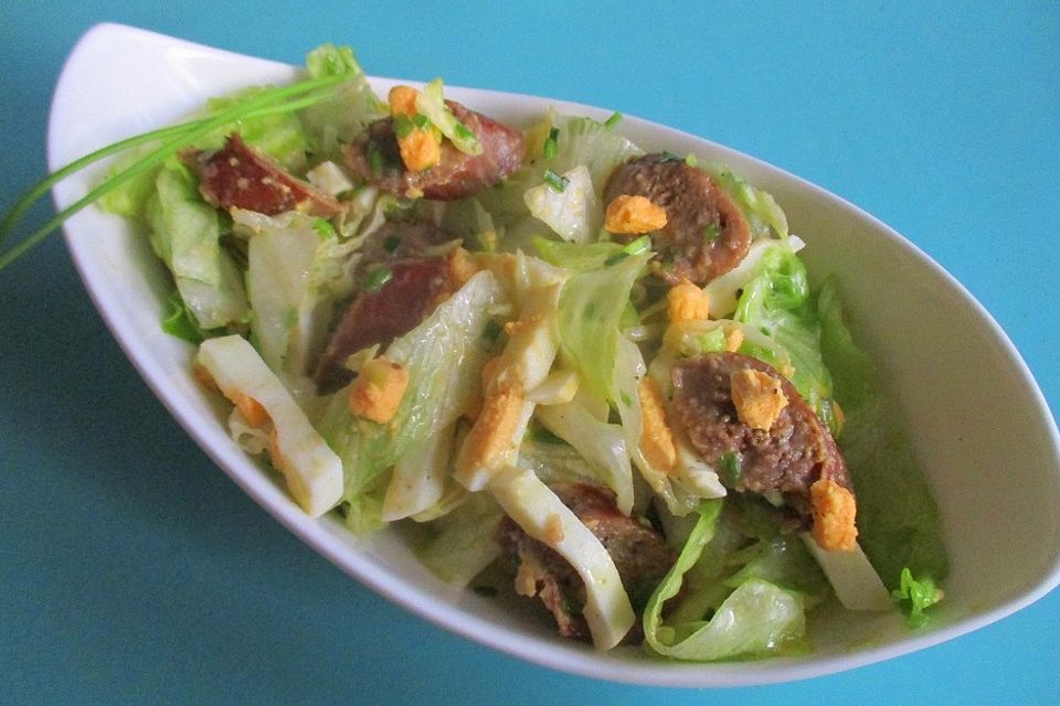 Eisbergsalat mit Merguez und Eiern