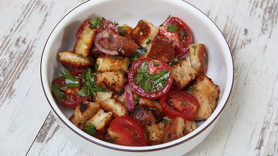 Brotsalat mit Halloumi-Käse