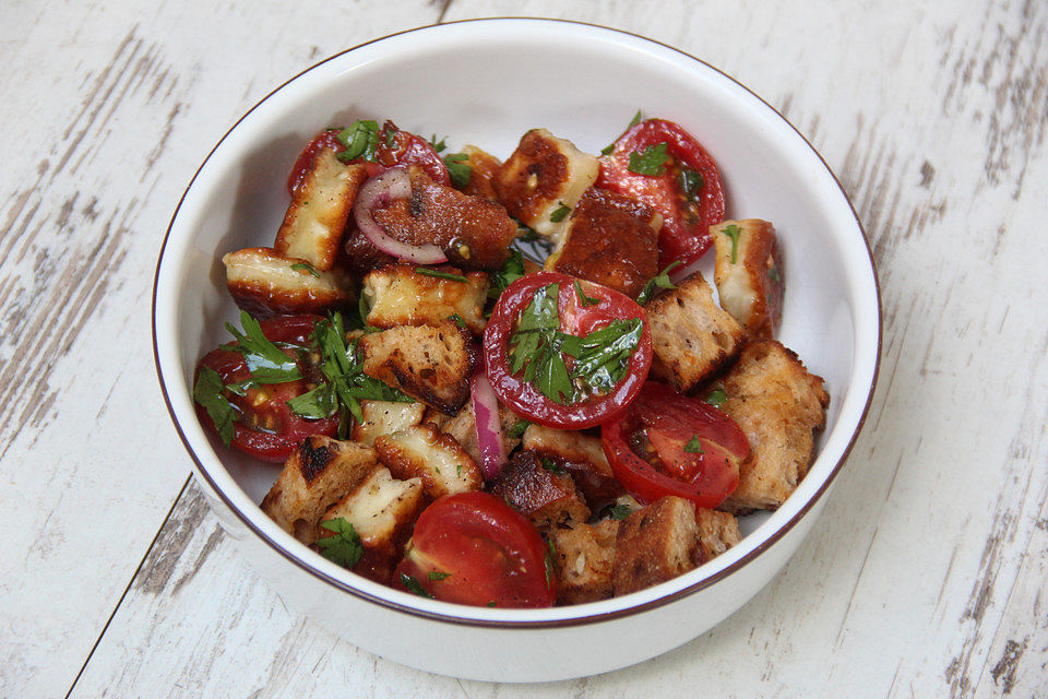 Brotsalat mit Halloumi-Käse