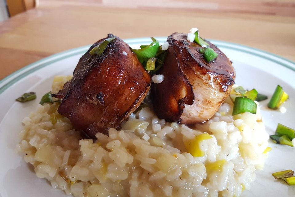 Schweinefilet im Speckmantel auf cremigem Apfel-Lauch-Risotto