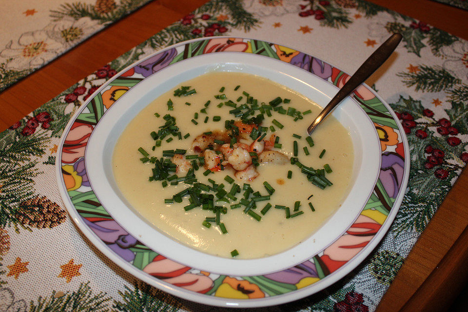 Feine Kohlrabi-Kartoffel-Sellerie-Suppe mit Krabben