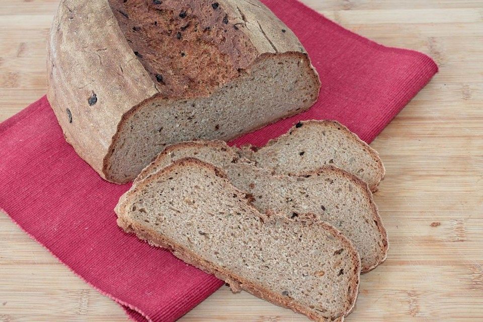 Sauerteigvollkornbrot mit gerösteten Sonnenblumenkernen, Röstzwiebeln und Kräutern