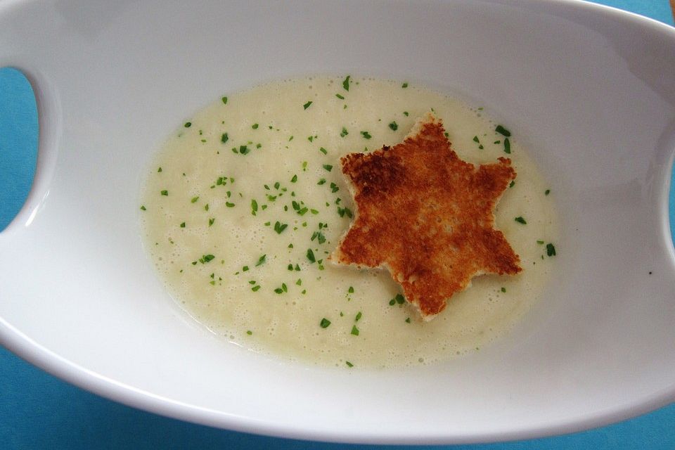 Chinakohl-Kartoffel-Sahne-Suppe mit Toaststernen