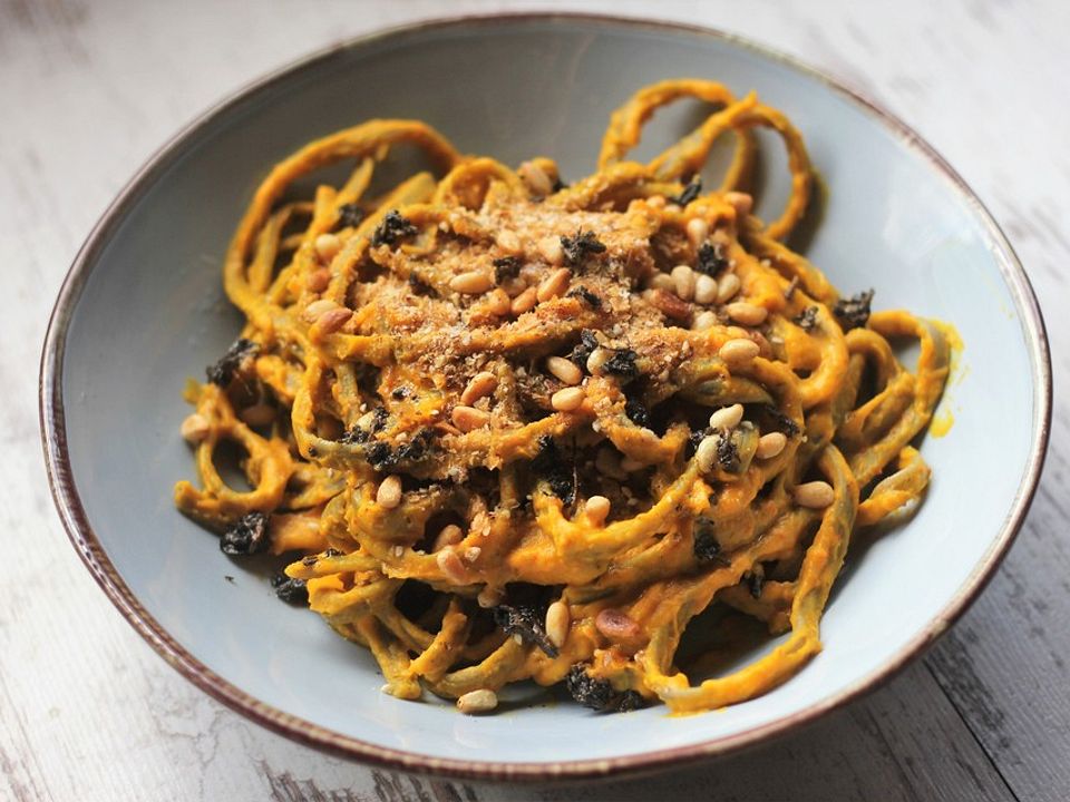 Capellini mit Kürbis-Salbeisugo mit veganem Haselnuss-Parmesan von ... Capellini mit Kürbis-Salbeisugo mit veganem Haselnuss-Parmesan von ...