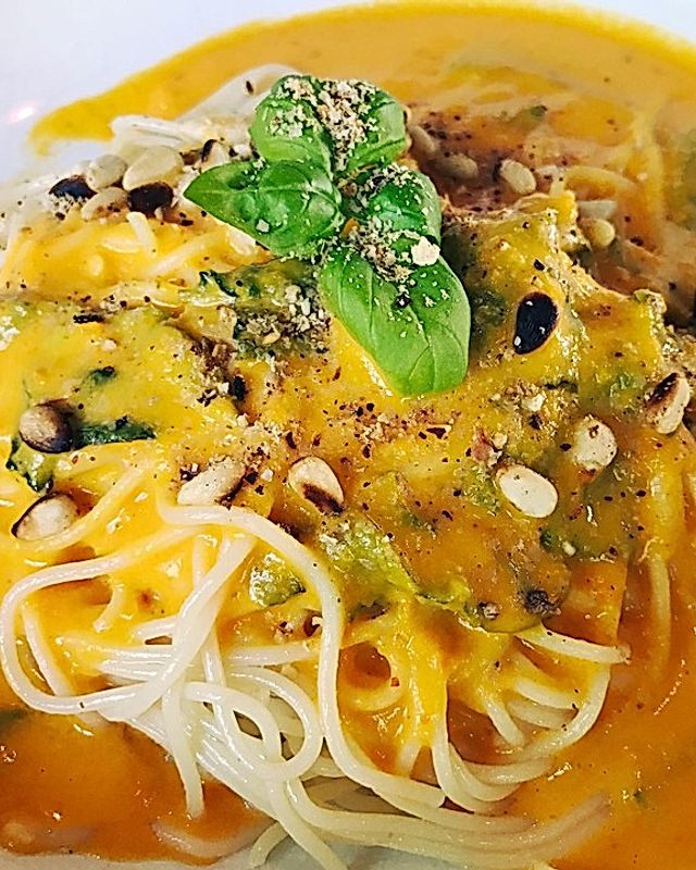 Cappellini mit Kürbis-Salbeisugo mit veganem Haselnuss-Parmesan