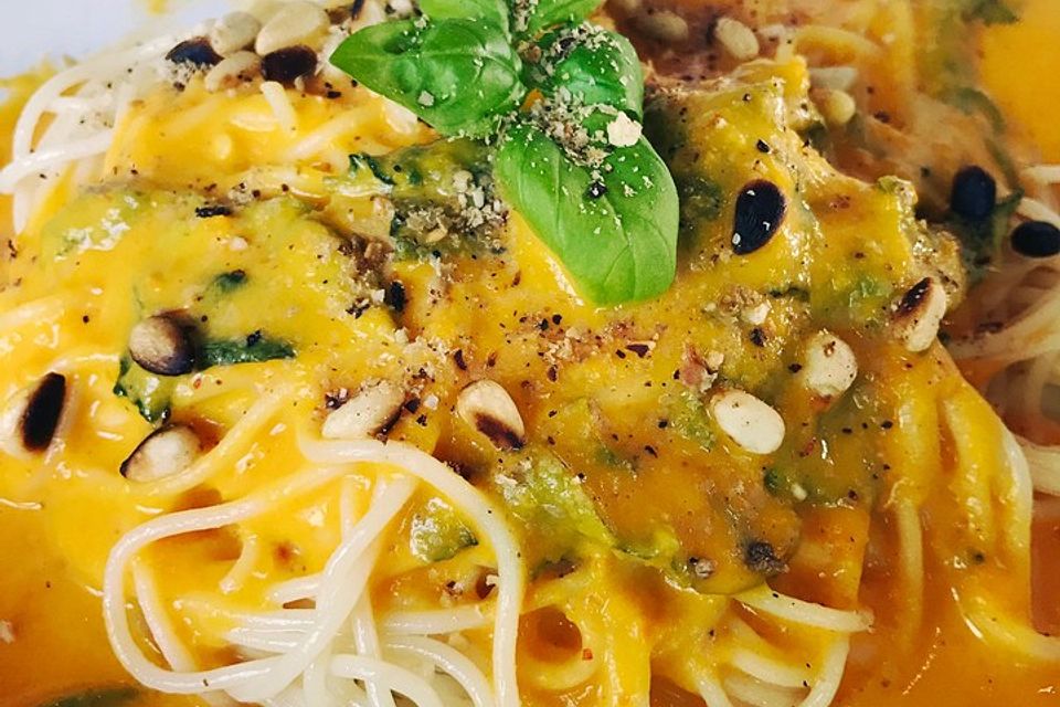 Cappellini mit Kürbis-Salbeisugo mit veganem Haselnuss-Parmesan