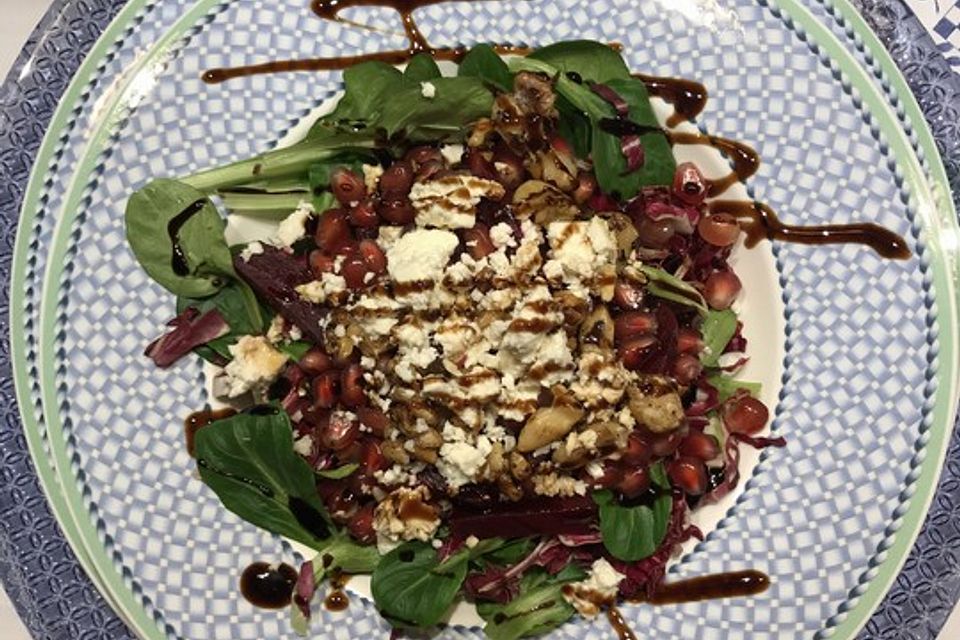 Rotkohl-Rote-Bete-Salat mit Feta, Feigen, Walnüssen und Granatapfel