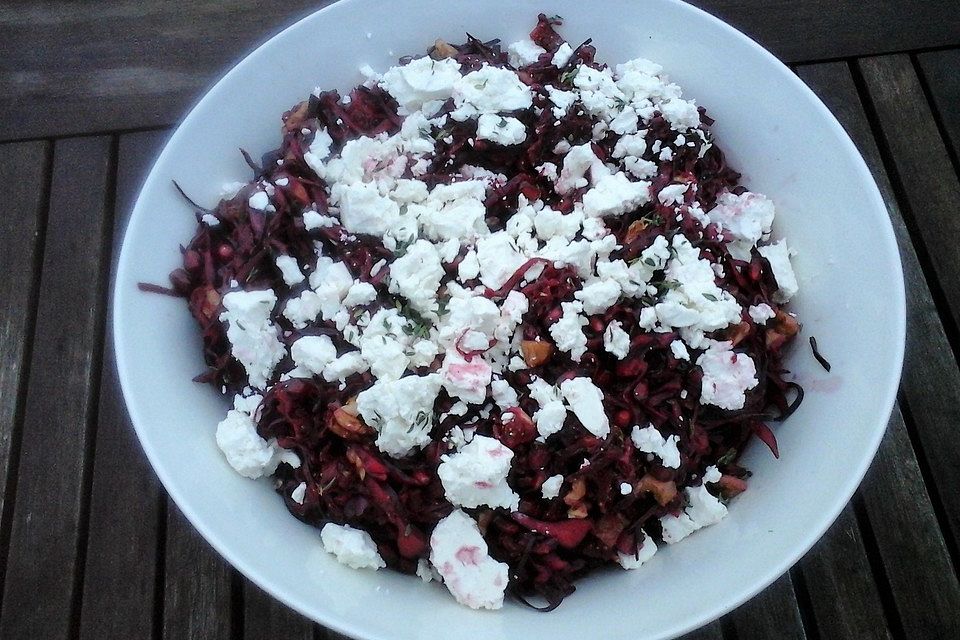 Rotkohl-Rote-Bete-Salat mit Feta, Feigen, Walnüssen und Granatapfel