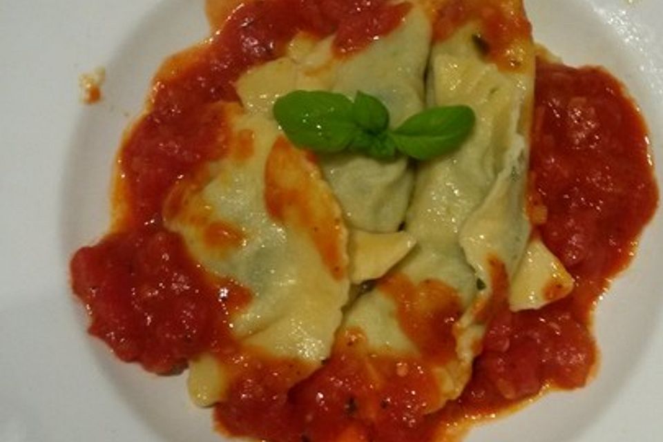 Ravioli mit Gorgonzola-Spinat-Füllung und Tomatensauce