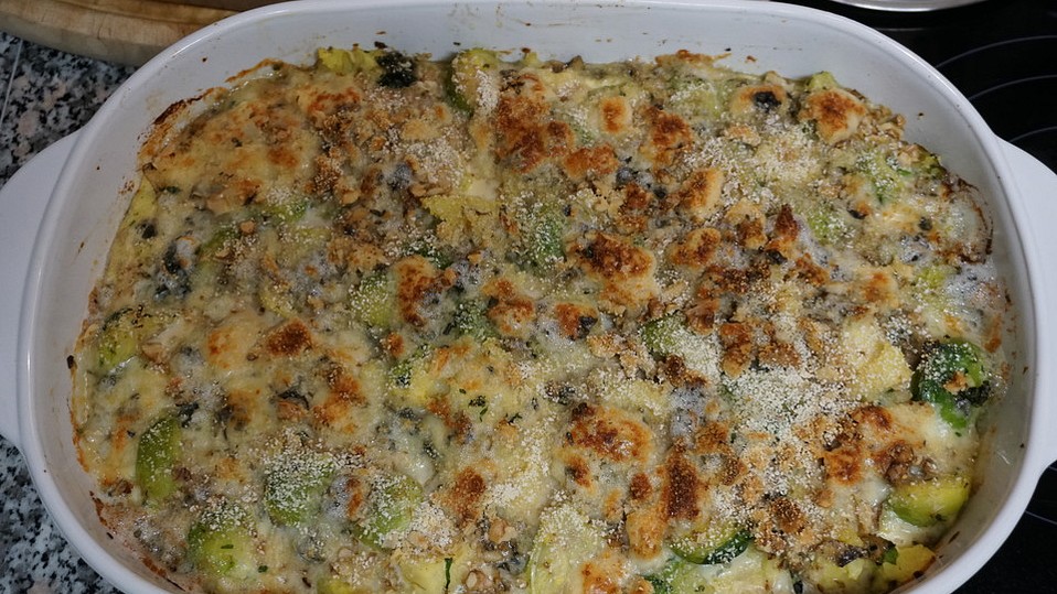 Rosenkohlauflauf mit Kasseler, Gorgonzola und Haselnusskernen von ...