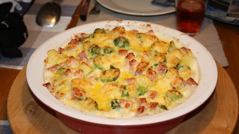 Rosenkohlauflauf mit Kasseler, Gorgonzola und Haselnusskernen von ...