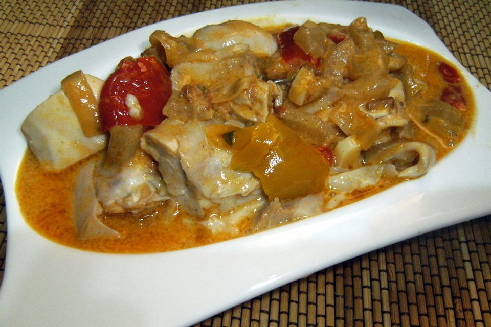 Hähnchen in Gurken, Paprika, Sahnesauce