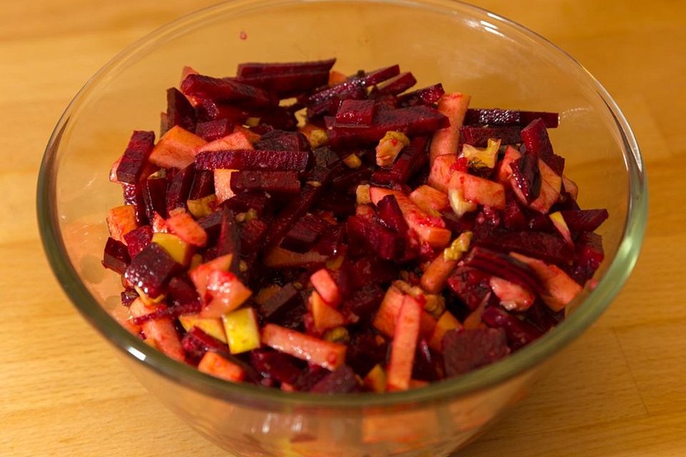 Rote Bete-Apfel-Salat mit Olivenöl und Orangenaroma