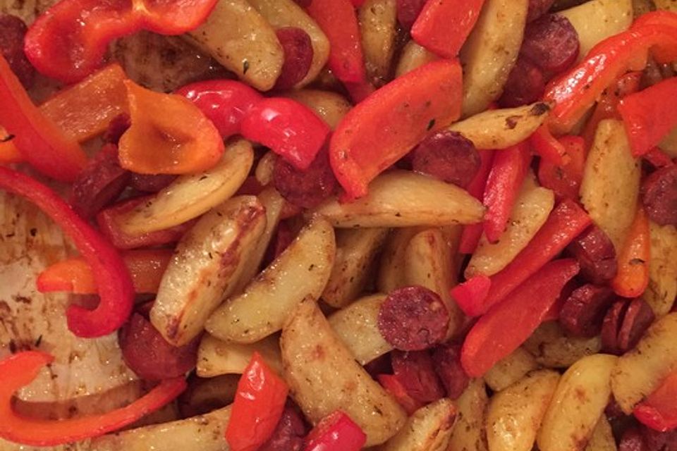 Kartoffelspalten mit Paprika und Chorizo