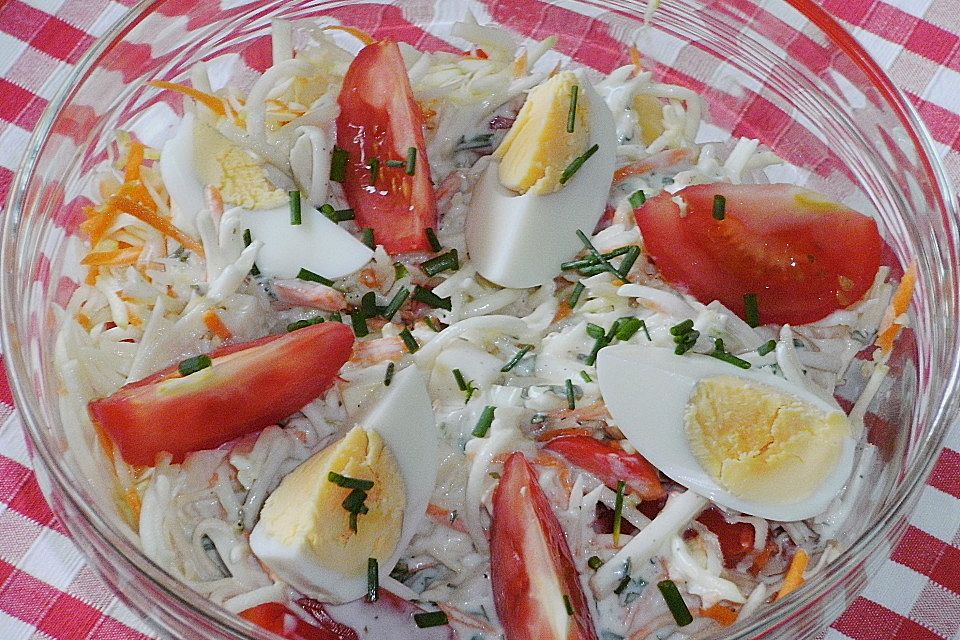 Rohkostsalat mit Käsestreifen