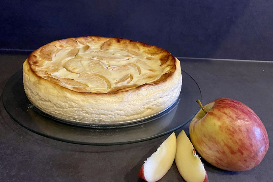 Bodenloser low carb Käsekuchen mit Äpfeln