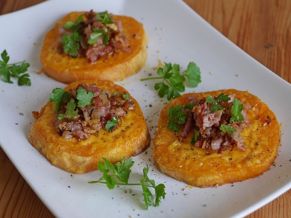 Gebackene Süßkartoffelscheiben mit Cheddar und Speck-Schalotten ...