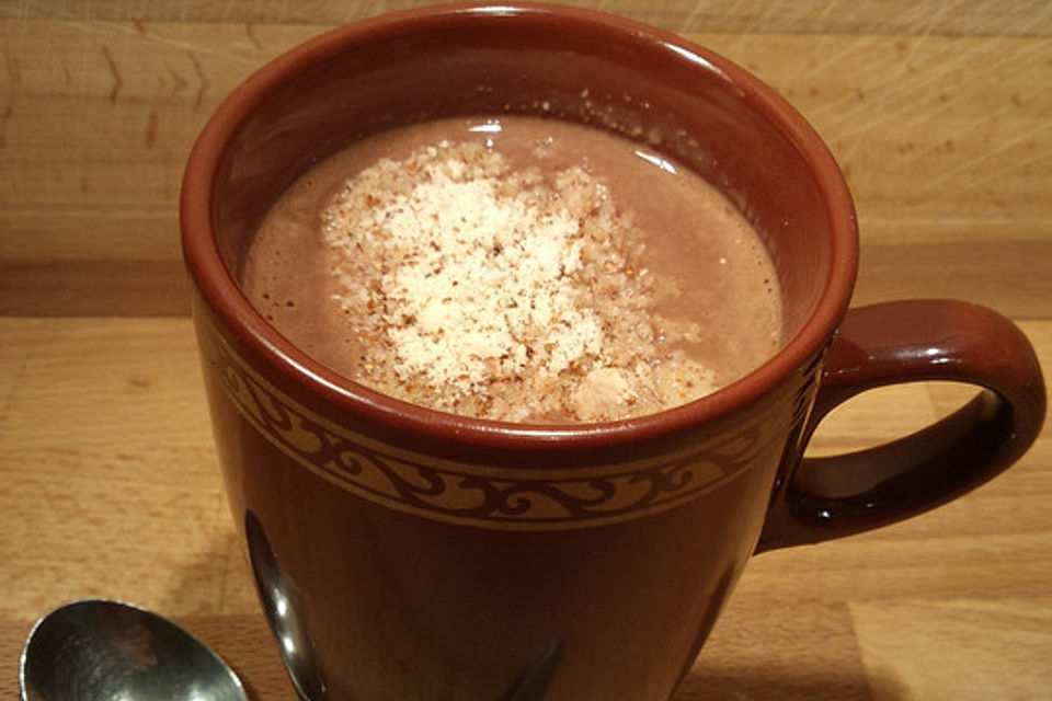 Heiße Cashew-Schokolade mit Gewürzen