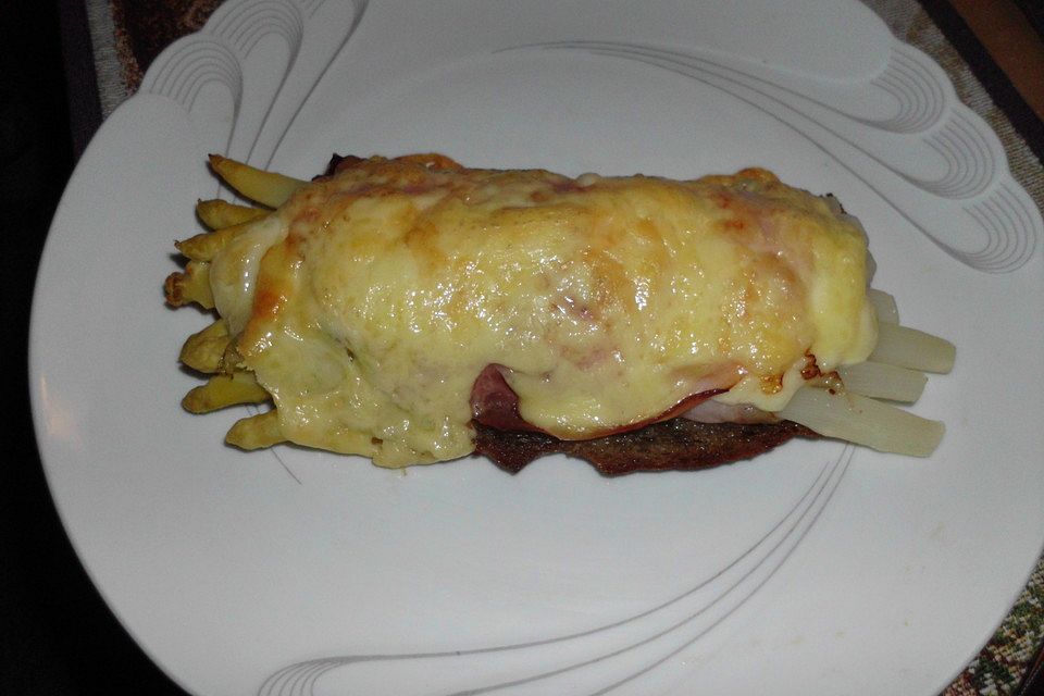 Spargel und Kochschinken auf Graubrot mit Käse überbacken