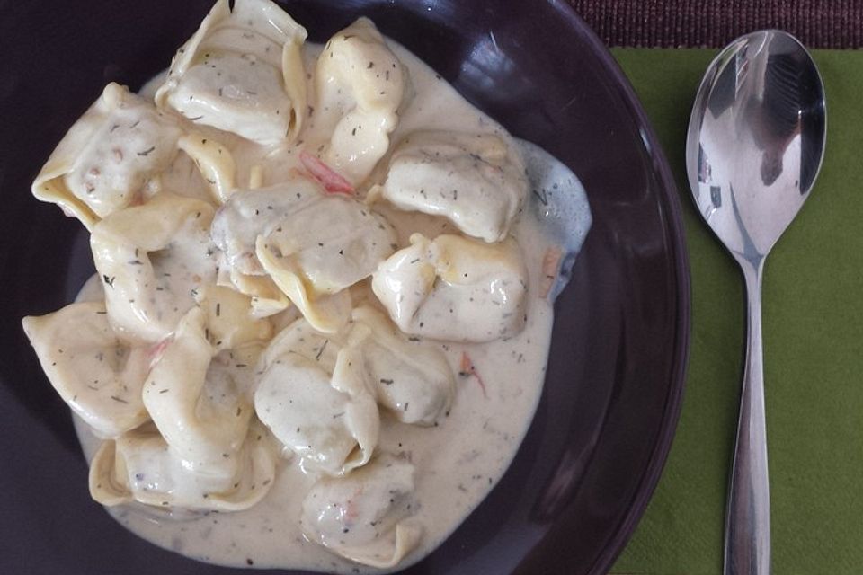 Tortellini in Käsesoße mit Dill und Basilikum