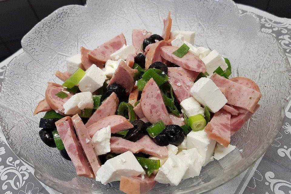 Leckerer Wurstsalat mit Feta, Oliven und Lauch