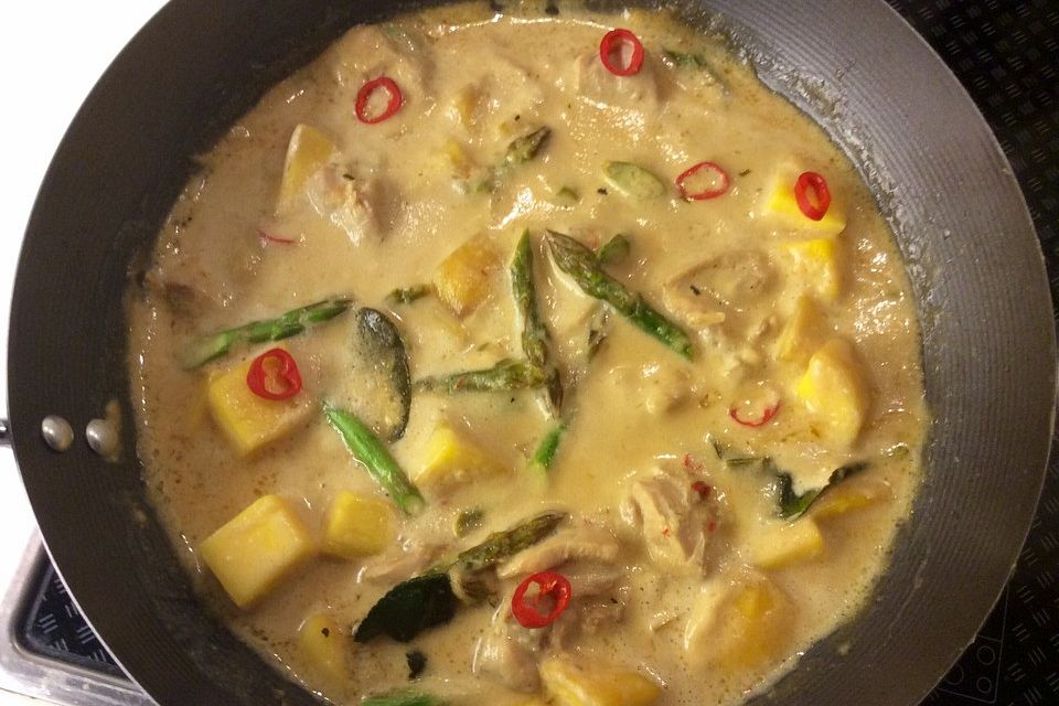 Thai Hühnercurry mit Mango, Lemongras und Kaffirlimette