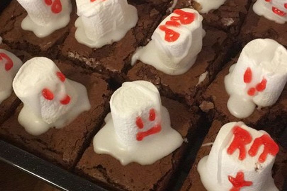 Spooky Halloween Brownies mit Marshmallow Geistern