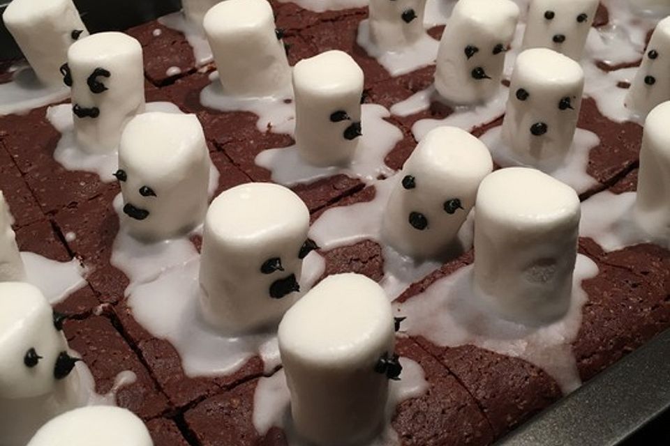 Spooky Halloween Brownies mit Marshmallow Geistern