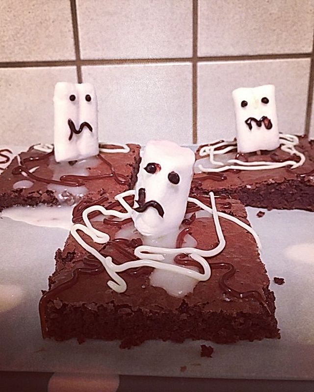 Spooky Halloween Brownies mit Marshmallow Geistern