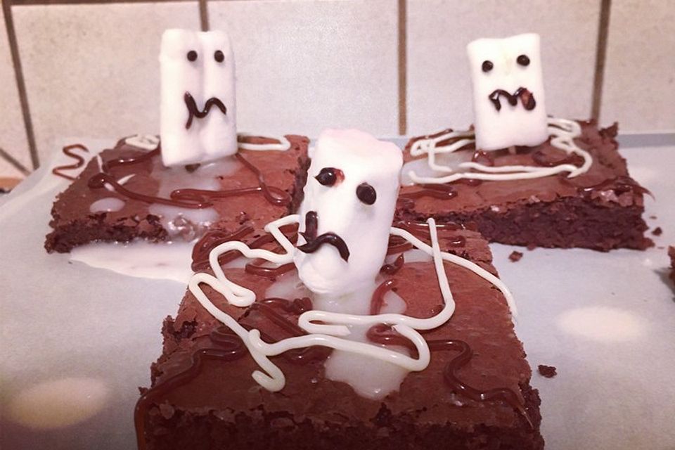 Spooky Halloween Brownies mit Marshmallow Geistern