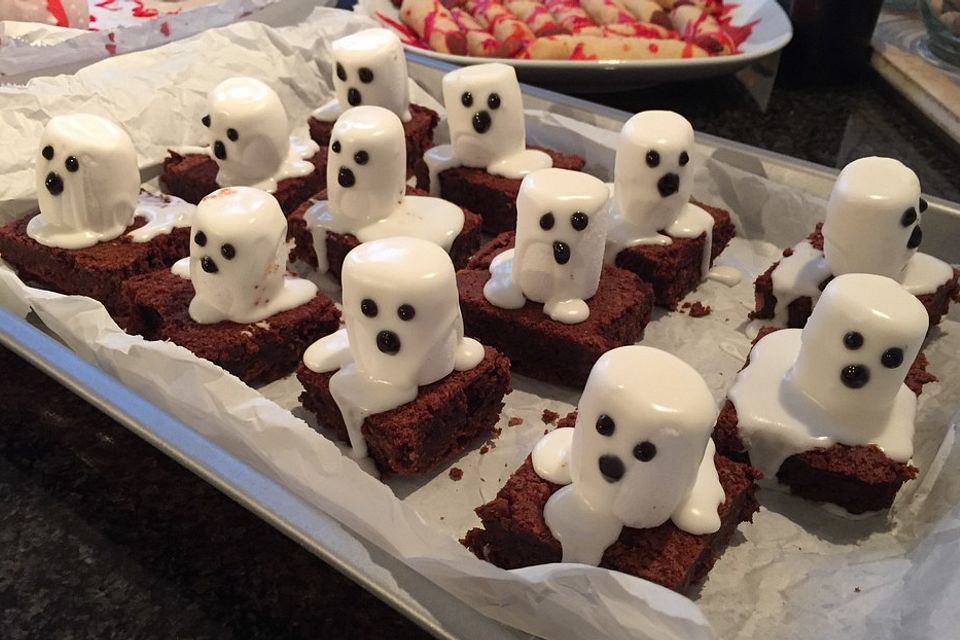 Spooky Halloween Brownies mit Marshmallow Geistern