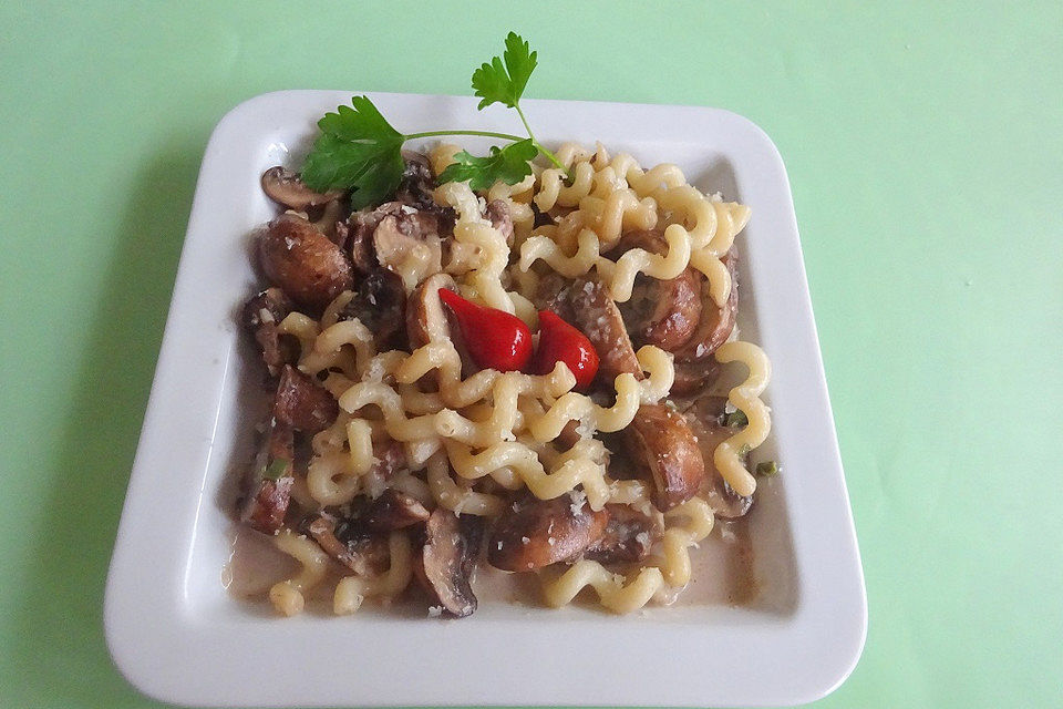 Nudeln mit Champignon-Sahnesoße