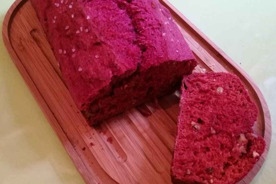 Rote-Bete-Brot mit Walnüssen