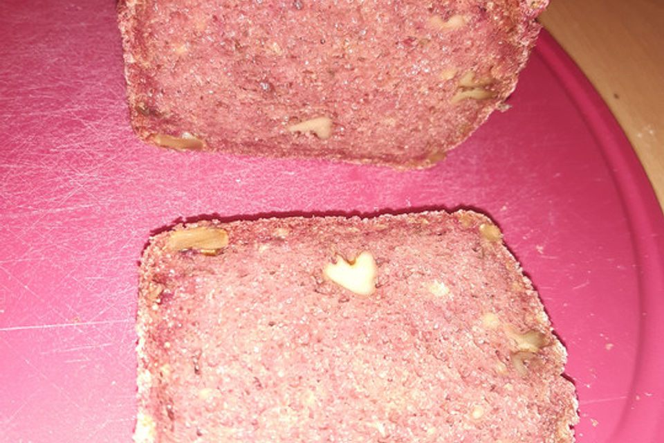 Rote-Bete-Brot mit Walnüssen